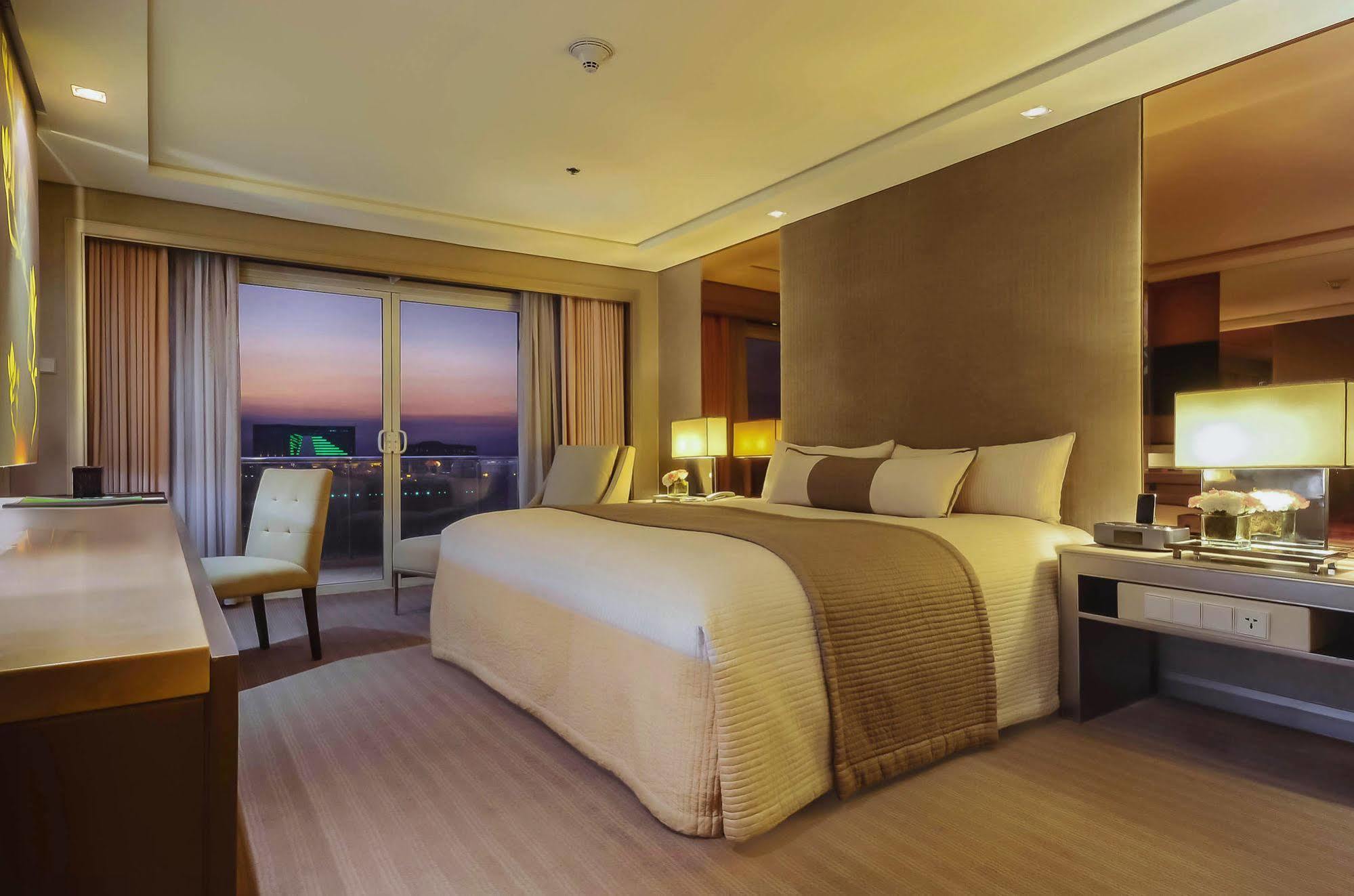 Midas Hotel And Casino Pasay Exterior foto